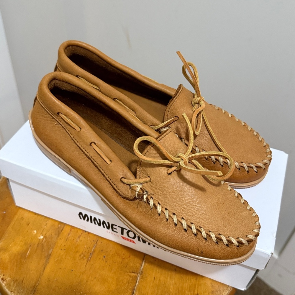 Minnetonka Ladies Brown Leather Loafers New - Picture 2 of 4